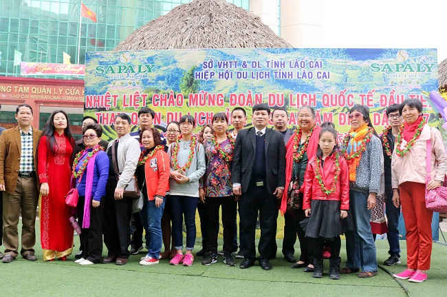 Đoàn khách du lịch chụp ảnh lưu niệm với Lãnh đạo Sở VH-TT&DL Lào Cai.