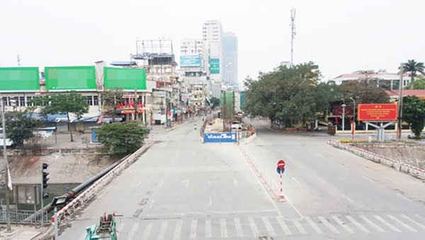 Ngã tư Cầu Giấy vắng bóng xe cộ, trong khi ngày thường đây là một trong những điểm nóng về ùn tắc do có công trường xây dựng đường sắt đô thị Nhổn – Ga Hà Nội.