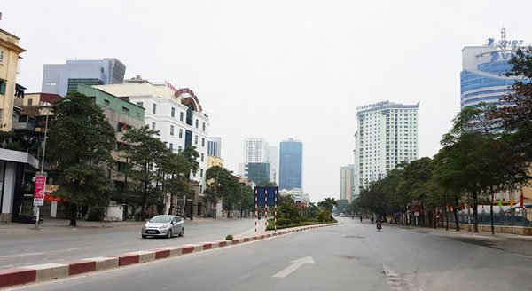 Đường Nguyễn Chí Thanh thông thoáng, rộng rãi so với việc các phương tiện dàn hàng ngang ngày thường.