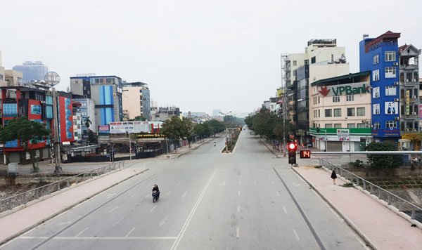 Đường Nguyễn Khánh Toàn thông thoáng hơn hẳn thường lệ.