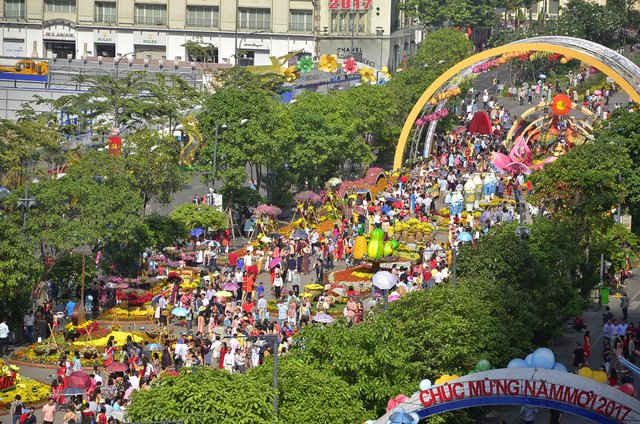 Người dân đổ về đường hoa Nguyễn Huệ du xuân sáng mùng 1 Tết