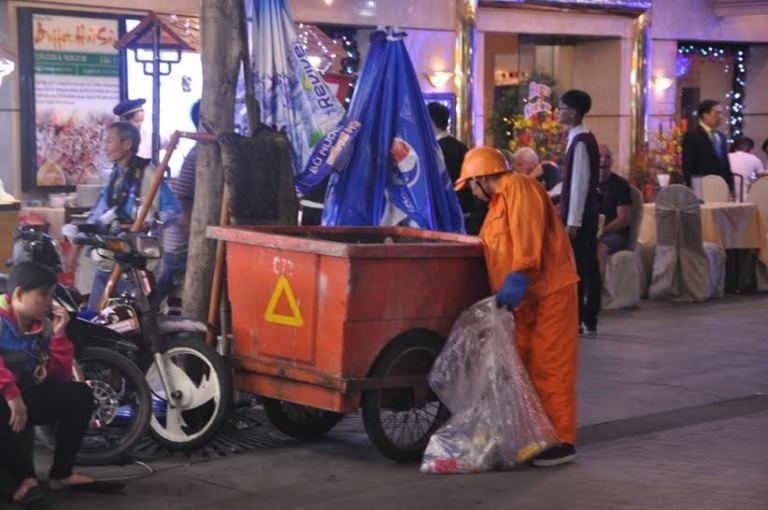 Từ lúc tờ mờ 2h sáng, các công nhân quét rác đã bắt đầu ca trực cho ngày mới