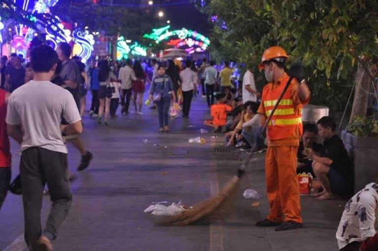 Những công nhân tất bật dịp Tết.