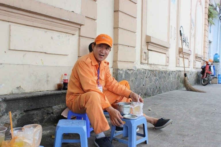 Anh Sang mang theo cặp lồng cơm đi làm trong ngày Tết.