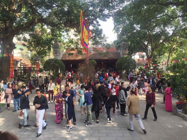 Từ sáng sớm nhiều người đã đi lễ tại đền Quán Thánh, Hà Nội