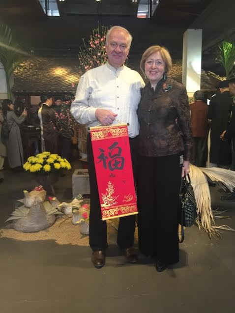 Đại sứ Nga Vnukov Konstantin cùng với phu nhân bên chữ phúc được tặng