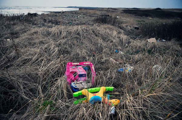 Chất thải nhựa giạt vào bãi biển Ardeer ở Stevenston, Scotland. Ảnh: Jeff J Mitchell / Getty Images