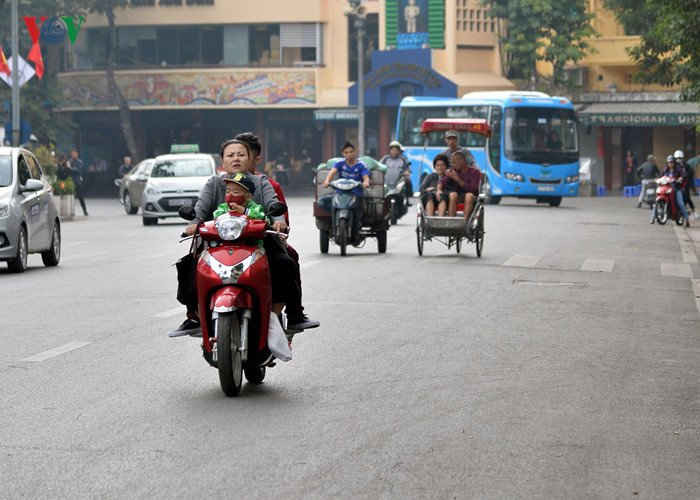 Trong dịp Tết, đường phố Hà Nội thoáng hơn rất nhiều. Chính vì thế, xe máy là phương tiện được lựa chọn chủ yếu để người dân du xuân, tham gia các lễ hội.