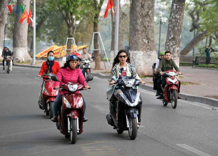 Rất nhiều người điều khiển xe máy không đội mũ bảo hiểm (ảnh chụp trên đường Lê Thái Tổ ngày mùng 2 Tết Đinh Dậu)