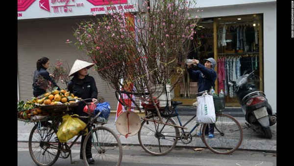 Người bán hàng hoa đào dọc trên một tuyến phố ở Hà Nội, Việt Nam.