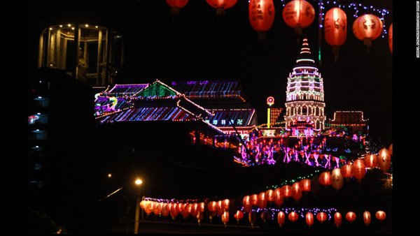 Ngôi đền Kek Lok Si tại Penang, Malaysia được trang trí với hơn 10.000 đèn chiếu sáng.