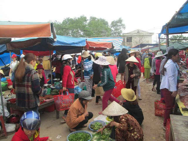 Đông đảo người dân tham gia phiên chợ