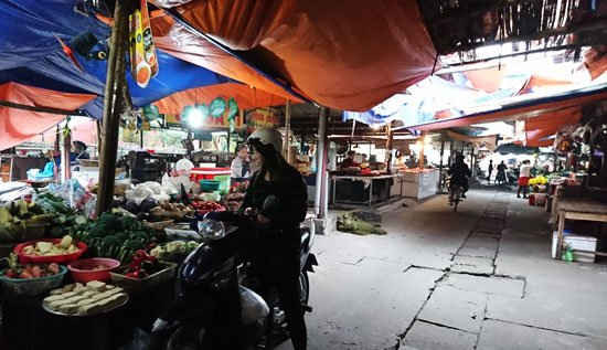 Chợ Xanh (Hà Đông) vắng bóng người bán và mua đầu năm mới