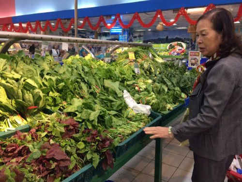 Quầy rau xanh tại các siêu thị khá phong phú sau Tết. Ảnh: H.Thu