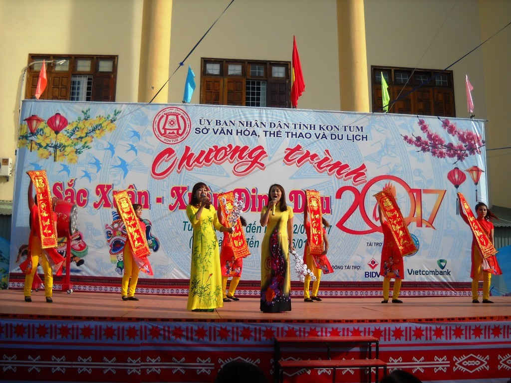 Biểu diễn văn nghệ chào mừng chường trình mừng Đảng mừng Xuân Đinh Dậu 2017