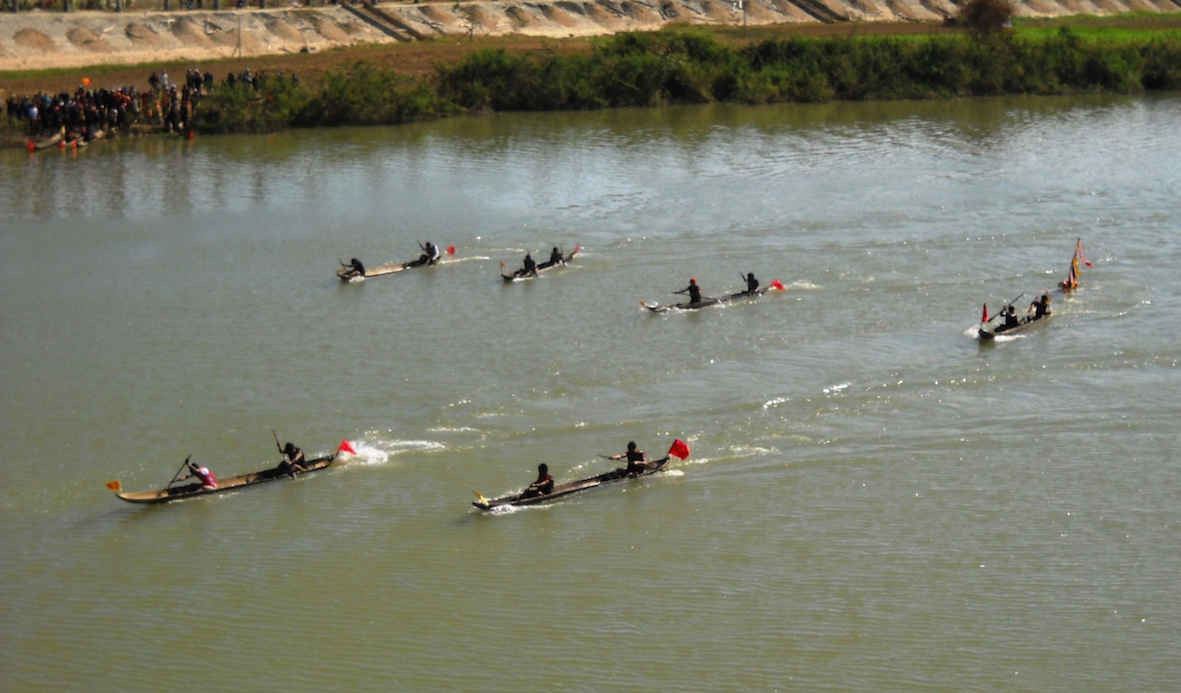 Các đội đua thuyền độc mộc trên sông Đăk Bla