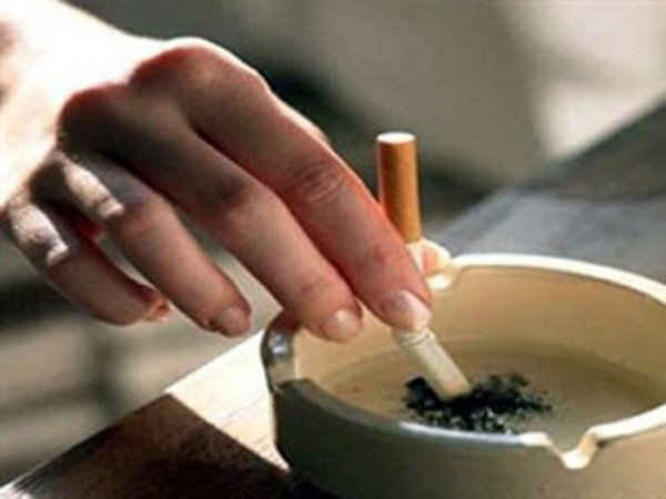 Từ hôm nay vứt tàn thuốc lá không đúng nơi quy định bị phạt đến 1 triệu đồng (Ảnh: X.H)