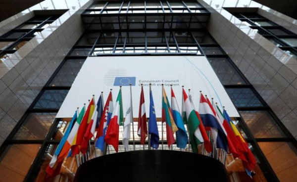 Hình ảnh những lá cờ bên trong trụ sở của Hội đồng châu Âu vào đêm trước hội nghị thượng đỉnh EU tại Brussels, Bỉ vào ngày 14/12/2016. Ảnh: REUTERS / Yves Herman