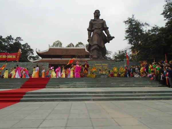 Tiết mục múa rồng độc đáo chào mừng lễ hội gò Đống ĐaCuối cùng là hình ảnh nhân dân cả nước cùng dâng hưởng tưởng nhớ vua Quang Trung