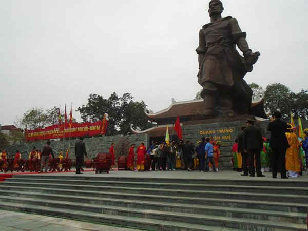 Cuối cùng là hình ảnh nhân dân cả nước cùng dâng hưởng tưởng nhớ vua Quang Trung
