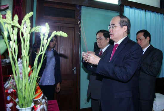 Chủ tịch Nguyễn Thiện Nhân thắp hương tưởng nhớ Bác 