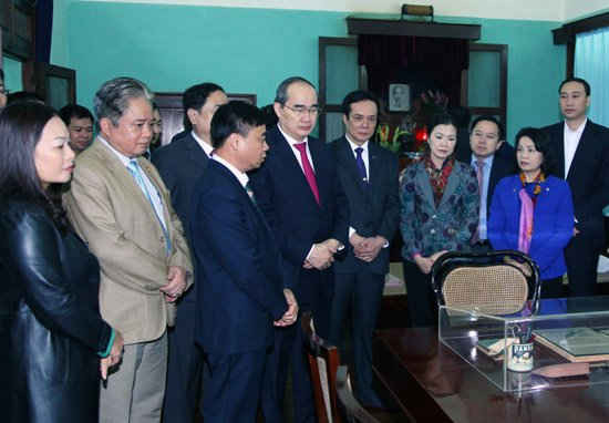 Chủ tịch Nguyễn Thiện Nhân và Đoàn đại biểu UBTƯ MTTQ Việt Nam nghe đại diện Ban quản lý Khu di tích báo cáo về tình hình hoạt động của Khu di tích.
