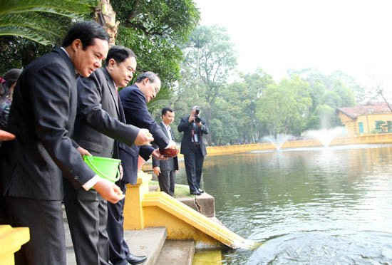Chủ tịch Nguyễn Thiện Nhâncho cá ăn tại Ao cá Bác Hồ