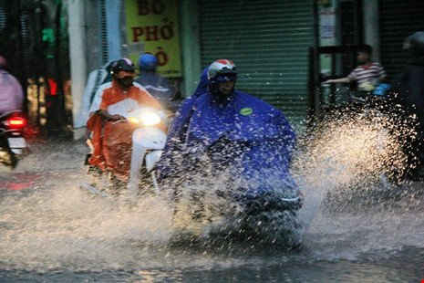 Cơn mưa to đúng vào giờ tan tầm gây khổ sở cho người dân trong ngày đi làm đầu tiên sau Tết