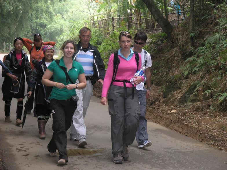 Du khách nước ngoài đi bộ xuống thăm làng bản của người dân tộc thiểu số ở vùng thung lũng ruộng bậc thang Mường Hoa