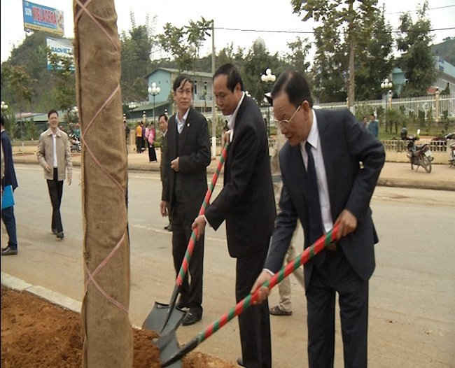 Lãnh đạo tỉnh Sơn La, thành phố Sơn La hưởng ứng Tết trồng cây 2017