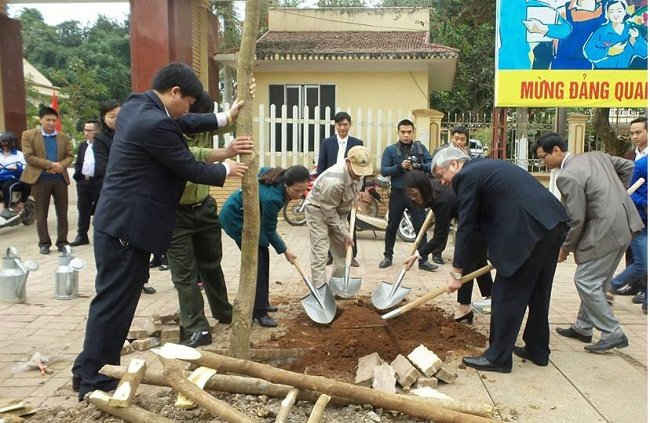 Lãnh đạo tỉnh Sơn La, huyện Mai Sơn ra quân Tết trồng cây 2017.