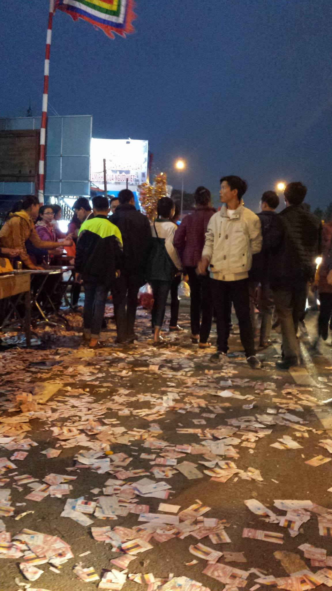 Chợ Viềng ngập rác ngay trước cửa hàng
