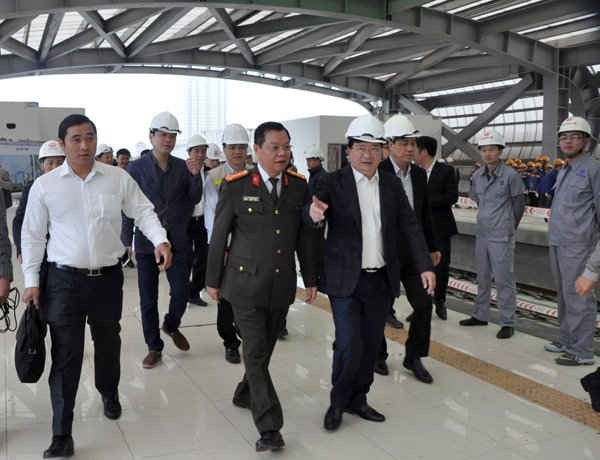 Phó Thủ tướng Chính phủ Trịnh Đình Dũng và đoàn công tác đi kiểm tra công trường dự án tuyến Cát Linh - Hà Đông