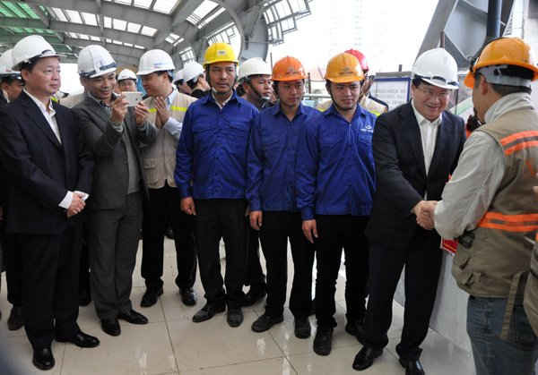 Phó Thủ tướng Chính phủ Trịnh Đình Dũng ân cần thăm hỏi từng cán bộ kỹ thuật, công nhân đang làm việc trên công trường