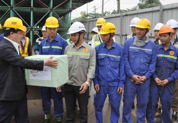 Phó Thủ tướng Chính phủ Trịnh Đình Dũng tặng quà cho công nhân trên công trường