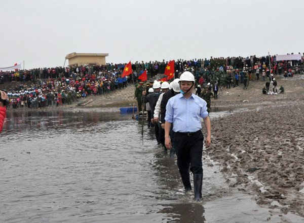 Bộ trưởng cùng các đại biểu tiến ra khu vực ven biển để trồng cây ngập mặn đầu Xuân