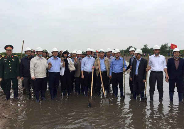 Niềm vui của các đại biểu sau khi tham gia Lễ trồng cây đầu xuân tại vùng đất ngập mặn tại xã ven biển Thụy Xuân, huyện Thái Thụy, tỉnh Thái Bình