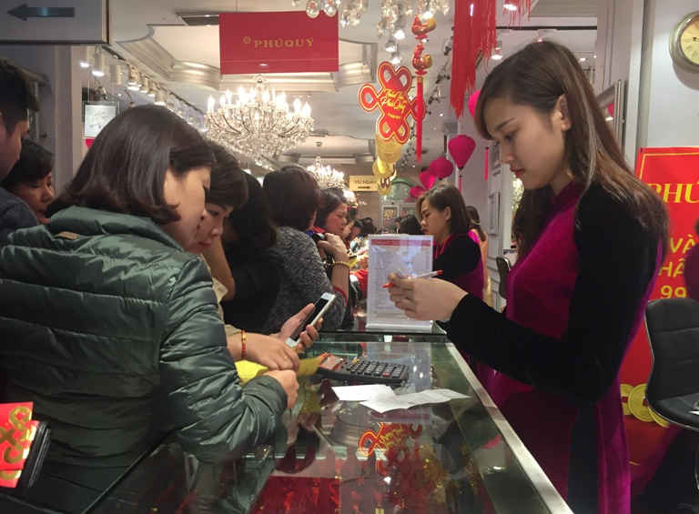 Tại showroom vàng bạc Phú Qúy đã chuẩn bị hơn 30 cửa để giao dịch