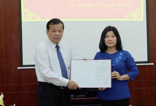 Chủ tịch UBND tỉnh Tây Ninh Phạm Văn Tân trao Quyết định bổ nhiệm bà Nguyễn Thị Hiếu làm Giám đốc Sở Tài nguyên và Môi trường