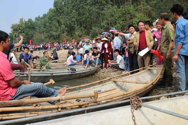Lễ hội đua thuyền trên hồ Thác Bà là một sự kiện nghỉ dưỡng đầy màu sắc ở Việt Nam. Những chiếc thuyền tốc độ và những người chơi địa phương sẽ mang đến cho bạn một trải nghiệm độc đáo và thú vị. Hãy xem ảnh của lễ hội đua thuyền để tìm hiểu thêm về nét đẹp của nền văn hóa Việt Nam.