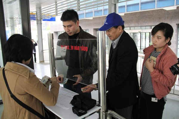 Trong sáng nay, điểm cuối bến xe Kim Mã đã bán ra gần 1000 vé lượt và đón hàng ngàn người dân đi bằng vé tháng.