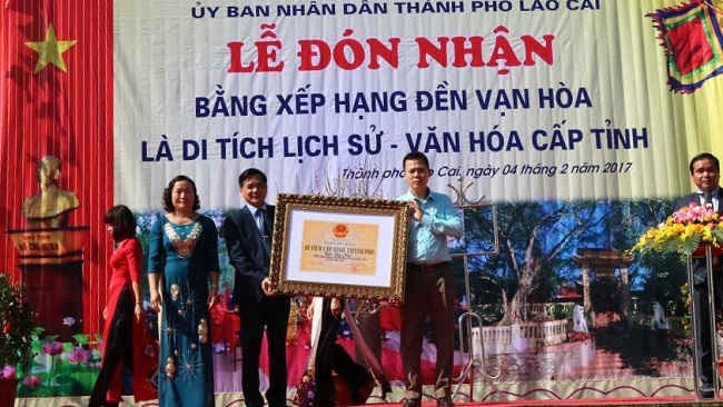  Lãnh đạo tỉnh Lào cai trao Bằng công nhân Di tích lịch sử cấp tỉnh tại đến Ngòi Bo, đền Vạn Hòa