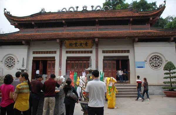 Người dân đi tế lễ tại đền Đông Cuông