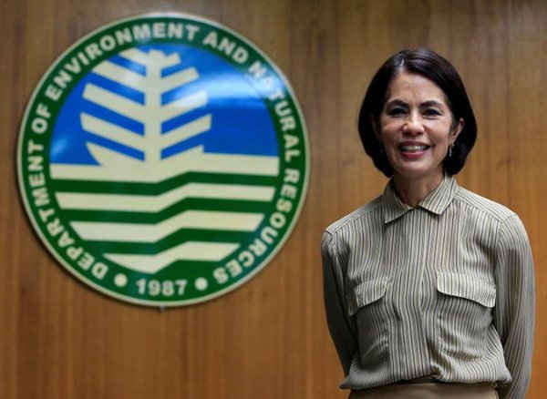 Bộ trưởng Bộ Tài nguyên và Môi trường Philippines Regina Lopez trả lời phỏng vấn Reuters tại trụ sở Bộ ở thành phố Quezon, thủ đô Manila, Philippines vào ngày 6/2/2017. Ảnh: REUTERS/Romeo Ranoco
