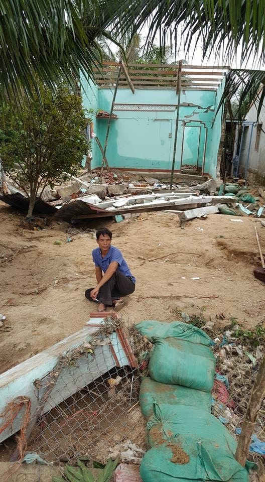 Mưa lũ dồn dập khiến hàng trăm ngôi nhà của người dân tỉnh Bình Định bị sập, hư hỏng hoàn toàn