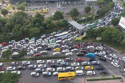 Một vụ kẹt cứng tại nút giao thông Trường Sơn - nhánh đường Bình Lợi - Tân Sơn Nhất - vành đai ngoài (Q.Tân Bình), ngay cổng vào sân bay Tân Sơn Nhất .