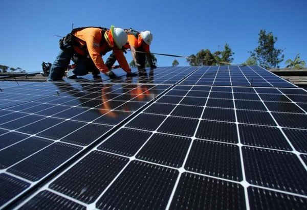 Những người lắp đặt hệ thống pin năng lượng mặt trời Baker Electric trên mái nhà dân ở Scripps Ranch, San Diego, California, Mỹ vào ngày 14/10/2016. Ảnh: REUTERS / Mike Blake