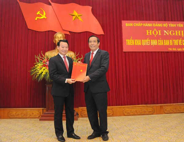 Đồng chí Nguyễn Thanh Bình, Ủy viên BCH Trung ương Đảng - Phó trưởng Ban Tổ chức Trung ương trao quyết định của Ban Bí thư cho ông Đỗ Đức Duy