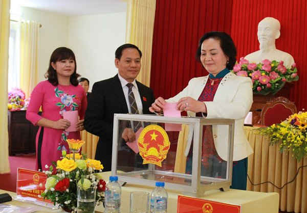 Các đại biểu HĐND tỉnh Yên Bái bỏ phiếu bầu các chức danh chủ chốt của tỉnh vào chiều 08/2/2017