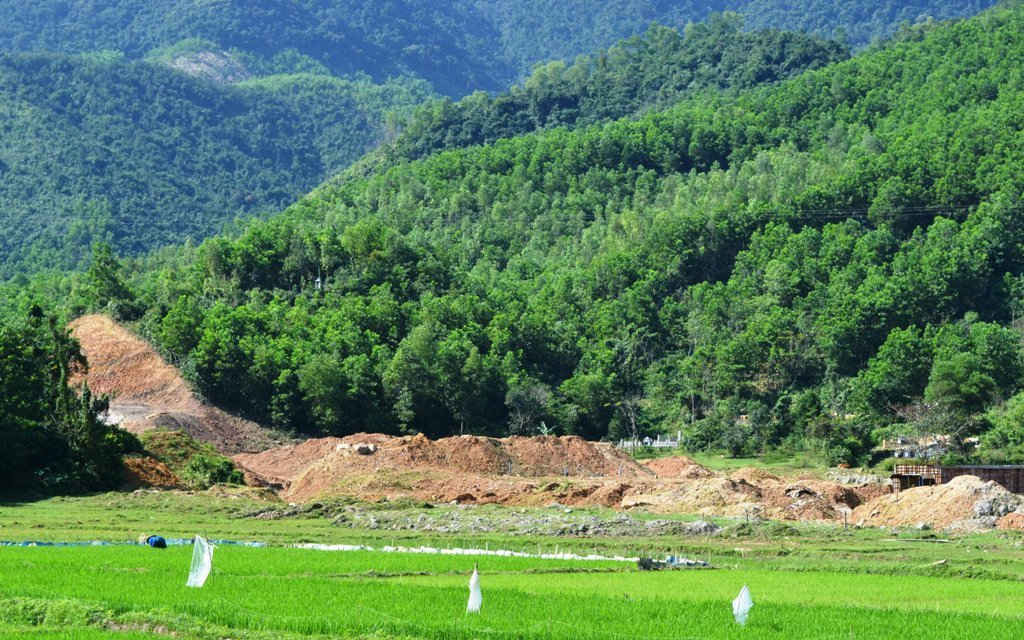 Tình trạng các đơn vị thi công đường cao tốc La Sơn - Túy Loan đã để đất đá vùi lấp vào khu vực nhà cửa, đất đai sản xuất của người dân đã xảy ra từ cuối năm 2015 